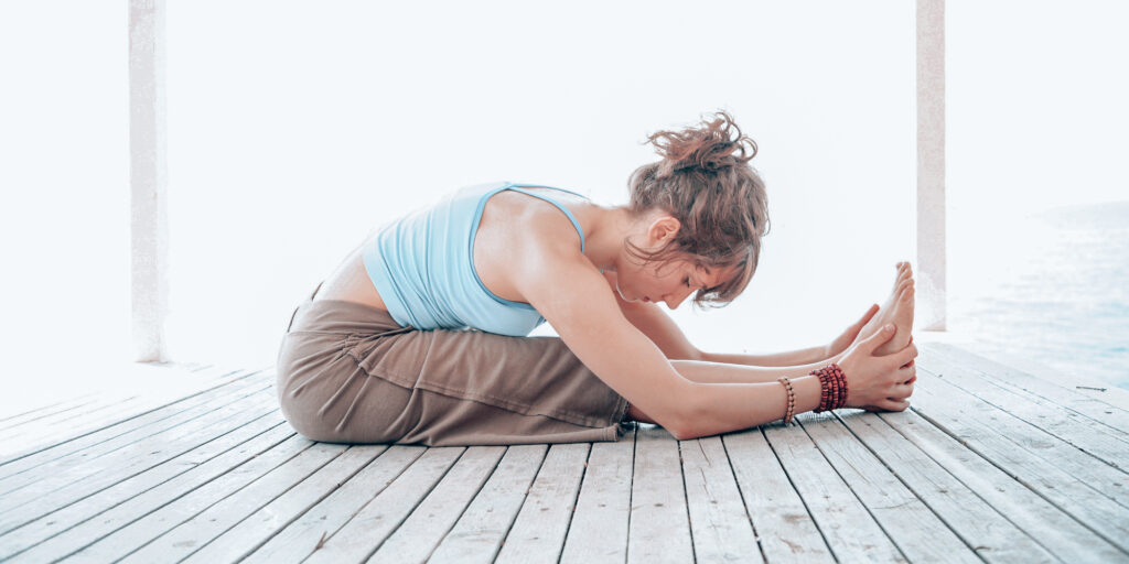 Pachimottanasana (pozycja skłonu w pozycji siedzącej)