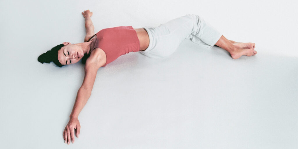 Supta Matsyendrasana (pozycja skrętu w leżeniu)